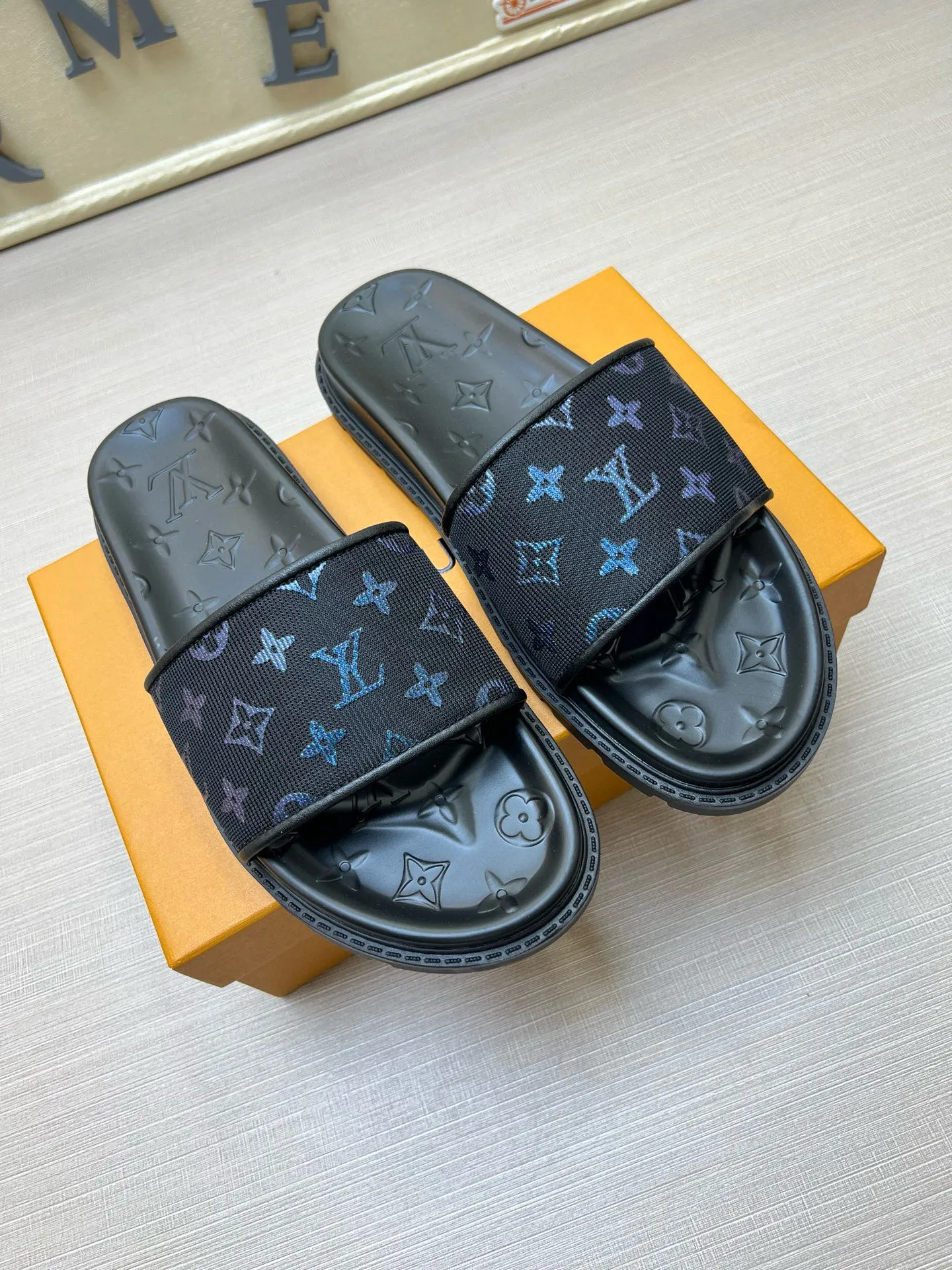 P270🏆Louis Vuitton 🏆[Louis Vuitton] Spring/Summer 2025 [Men's Flip Flops] 🎯🎯As an active family in the fashion industry ⭐ Lv is characterized by bold innovation ⚡Create this casual business style for Chinese fashionable men ✨The fabric is made of imported high-grade cowhide 🔥 Clean and neat ⚡Fashionable and elegant🌹Breathable, sweat-absorbent and deodorant👈So luxurious, high-end and domineering. 👍Must be sold if you repost the picture. Number of yards: 38--46. Color: 🎉 For large quantities. Welcome to repost.